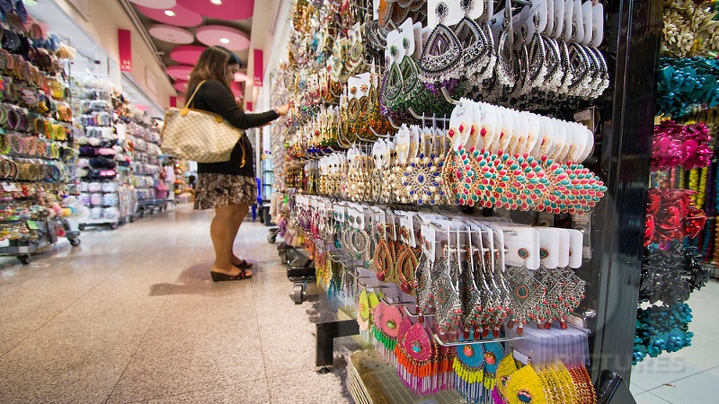Shopping for accessories, Bangkok mall